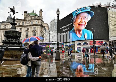 London, Großbritannien. 09. September 2022. London ist sehr düster, da im Piccadilly Circus nach der Ankündigung des Todes von Königin Elizabeth II. Gestern, während eines Aufenthalts im Balmoral Castle in Schottland, der Regen zu fallen beginnt. Kredit: Paul Marriott/Alamy Live Nachrichten Stockfoto