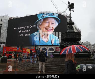 London, Großbritannien. 09. September 2022. London ist sehr düster, da im Piccadilly Circus nach der Ankündigung des Todes von Königin Elizabeth II. Gestern, während eines Aufenthalts im Balmoral Castle in Schottland, der Regen zu fallen beginnt. Kredit: Paul Marriott/Alamy Live Nachrichten Stockfoto