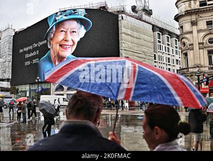 London, Großbritannien. 09. September 2022. London ist sehr düster, da im Piccadilly Circus nach der Ankündigung des Todes von Königin Elizabeth II. Gestern, während eines Aufenthalts im Balmoral Castle in Schottland, der Regen zu fallen beginnt. Kredit: Paul Marriott/Alamy Live Nachrichten Stockfoto