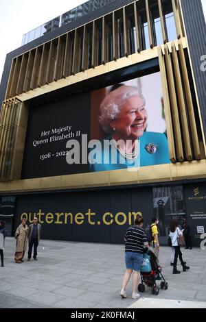 London, Großbritannien. 09. September 2022. London ist sehr düster, mit vielen Werbetafeln, auf denen Bilder von Königin Elizabeth II. Zu sehen sind, die gestern verstorben ist, während sie im Balmoral Castle in Schottland wohnte. Kredit: Paul Marriott/Alamy Live Nachrichten Stockfoto