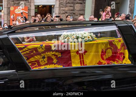 Edinburgh, Schottland. VEREINIGTES KÖNIGREICH. 11. September 2022. Die Menschenmassen beobachten, wie die QueenÕs-Leichenhalle in Edinburgh ankommt, nachdem sie von Balmoral auf dem Weg zum Palace of Holyroodhouse gereist sind. Quelle: Anwar Hussein/Alamy Live News Stockfoto