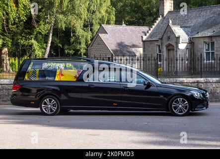 Balmoral, Schottland. VEREINIGTES KÖNIGREICH. 11. September 2022. Die QueenÕs-Grabstätte verlässt Balmoral Castle auf dem Weg zum Palast von Holyroodhouse. Quelle: Anwar Hussein/Alamy Live News Stockfoto