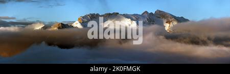 Morgens Panoramablick auf den Berg Marmolada, Südtirol, Alpen Dolomiten Berge, Italien Stockfoto