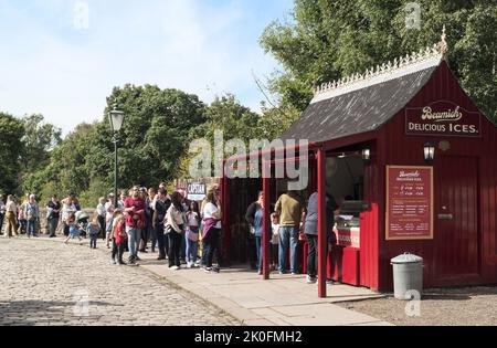 Menschen, die für ein Eis im Beamish Museum, England, Großbritannien, Schlange stehen Stockfoto