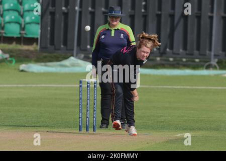 Beckenham, Großbritannien. 11. September 2022. London, Großbritannien. Central Sparks Liz Russell bowlen während die South East Stars die Central Sparks beim Rachael Heyoe-Flint Trophy-Spiel auf dem County Ground, Beckenham, anführen. Kredit: David Rowe/Alamy Live Nachrichten Stockfoto