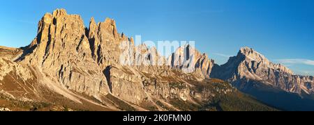 Morgenpanorama von Cima Ambrizzola, Croda da Lago und Le Tofane Gruppe, Dolomiten, Italien Stockfoto