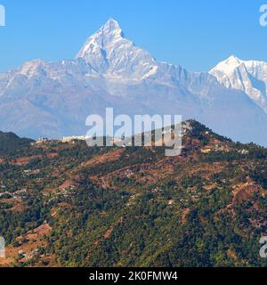 Blaue Ansicht des Mount Machhapuchhre, Annapurna Gebiet, Nepal himalaya Berge Stockfoto