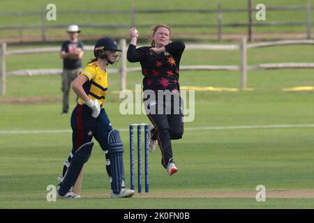 Beckenham, Großbritannien. 11. September 2022. London, Großbritannien. Central Sparks Liz Russell bowlen während die South East Stars die Central Sparks beim Rachael Heyoe-Flint Trophy-Spiel auf dem County Ground, Beckenham, anführen. Kredit: David Rowe/Alamy Live Nachrichten Stockfoto