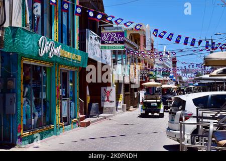 Die Straßen von San Pedro Town, Ambergris Caye, Belize wurden für den St. George's Caye Day und den Belize Independence Day dekoriert, mit der Flagge von Belize. Stockfoto