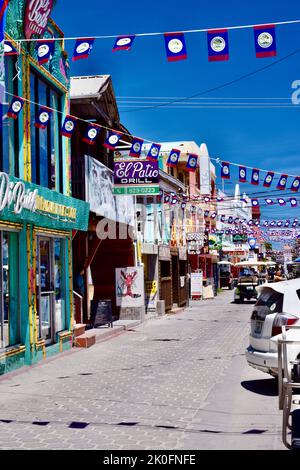 Die Straßen von San Pedro Town, Ambergris Caye, Belize wurden für den St. George's Caye Day und den Belize Independence Day dekoriert, mit der Flagge von Belize. Stockfoto