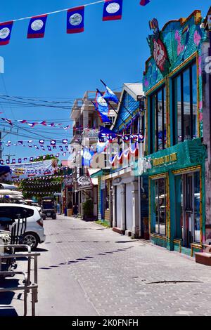 Die Straßen von San Pedro Town, Ambergris Caye, Belize wurden für den St. George's Caye Day und den Belize Independence Day dekoriert, mit der Flagge von Belize. Stockfoto