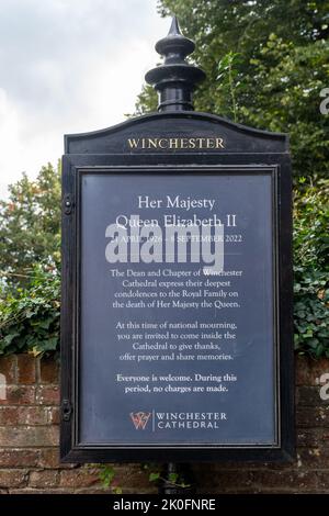 September 2022. Hinweis über den Tod von Königin Elizabeth II. Auf dem Gelände der Winchester Cathedral, Hampshire, England, Großbritannien. Eine Einladung, in die Kathedrale zu kommen und zu danken, zu beten und Erinnerungen während dieser Zeit der nationalen Trauer zu teilen. Stockfoto