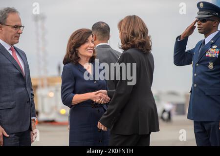 Die Vizepräsidentin der Vereinigten Staaten, Kamala Harris, schüttelt die Hände mit der Gouverneurin Kathy Hochul (Demokratin von New York), als ihr Ehemann, William Hochul Jr., am Sonntag, dem 11. September 2022, auf dem LaGuardia International Airport in New York City zuschaut. Kredit: Bonnie Cash/Pool über CNP /MediaPunch Stockfoto