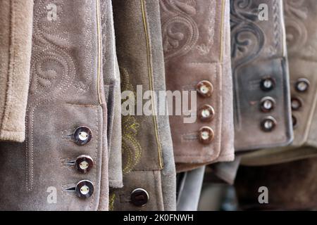 traditionelle alpenländische Lederhose mit Hirschhornknöpfen, Tirol, Österreich, St. Johann in Tirol Stockfoto