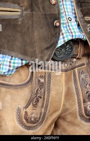 traditionelle alpenländische Lederhose mit Hirschhornknöpfen, Tirol, Österreich, St. Johann in Tirol Stockfoto