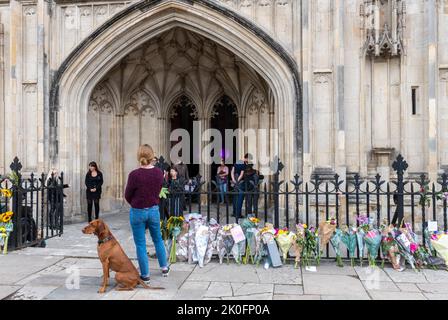 Winchester, Hampshire, Großbritannien. 11.. September 2022. Nach dem Tod von Königin Elizabeth II. Am 8.. September 2022 haben Menschen Blumen und Ehrungen zu Ehren von Königin Elizabeth II. Vor dem Eingang der Winchester Cathedral platziert. Das Land befindet sich bis zu seiner Beerdigung in einer Phase nationaler Trauer. Stockfoto