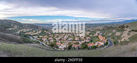 Wohlhabende Vorstadtviertel von einem Wanderweg in San Clemente, Kalifornien. Es gibt einen Hang an der Vorderseite mit Gras in der Nähe der Straße unterhalb der Verbindung Stockfoto