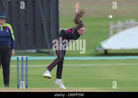 Beckenham, Großbritannien. 11. September 2022. London, Großbritannien. Central Sparks Emily Arlott beim Bowling der South East Stars auf dem County Ground, Beckenham, gegen die Central Sparks im Rachael Heyoe-Flint Trophy-Spiel. Kredit: David Rowe/Alamy Live Nachrichten Stockfoto