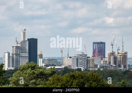 Die Skyline von Croydon im Zentrum zeigt intensive Bauarbeiten mit 11 Turmdrehkranen zwischen den Wolkenkratzern und hohen Gebäuden. September 2022. Stockfoto