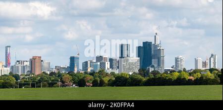 Panorama der Skyline von Croydon mit den vielen hohen Gebäuden und Wolkenkratzern, die Teil der Regeneration von Croydon sind. Stockfoto