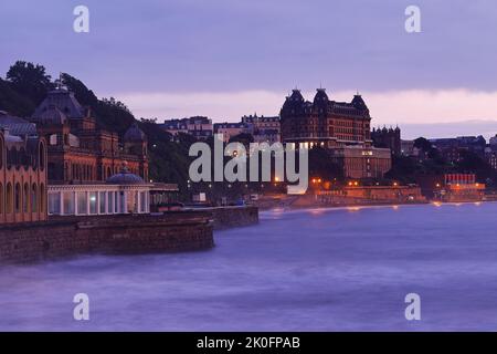 Ein Blick auf die South Bay in Scarborough, North Yorkshire, mit dem Grand Hotel, das Britannia Hotels gehört Stockfoto