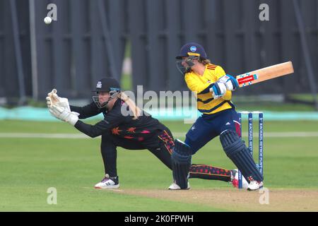 Beckenham, Großbritannien. 11. September 2022. London, Großbritannien. Rhianna Southby, die den Star im Kampf gegen die Central Sparks im Spiel der Rachael Heyoe-Flint Trophy auf dem County Ground in Beckenham antrat, ist ein Kampf der South East Stars. Kredit: David Rowe/Alamy Live Nachrichten Stockfoto