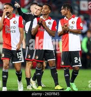 ROTTERDAM, NIEDERLANDE - 11. SEPTEMBER: Quinten Timber von Feyenoord, Spieler von Feyenoord feiern den Sieg beim niederländischen Eredivisie-Spiel zwischen Feyenoord und Sparta Rotterdam am 11. September 2022 in Rotterdam, Niederlande (Foto: Herman Dingler/Orange Picters) Stockfoto