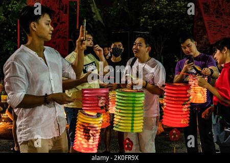 Kuala Lumpur, Kuala Lumpur, Malaysia. 10. September 2022. Malaysische Chinesen halten während des Mid-Autumn Festivals in einem Tempel in Kuala Lumpur am 10. September 2022 Laternen. Das Mittherbstfest findet am fünfzehnten Tag des achten Monats des chinesischen Mondkalenders statt, an einem Vollmondtag. Â das Fest ist ein fröhliches Fest mit familyÂ-Treffen, Mondkuchen essen, Straßendekorationen und Kindern, die Laternen halten, während sie nachts durch die Nachbarschaft marschieren. (Bild: © Mohd Daud/ZUMA Press Wire) Stockfoto