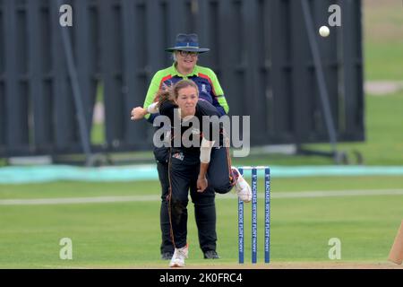 Beckenham, Großbritannien. 11. September 2022. London, Großbritannien. Central Sparks bowlen während die South East Stars die Central Sparks im Spiel Rachael Heyoe-Flint Trophy auf dem County Ground, Beckenham, in den Kampf aufnehmen. Kredit: David Rowe/Alamy Live Nachrichten Stockfoto