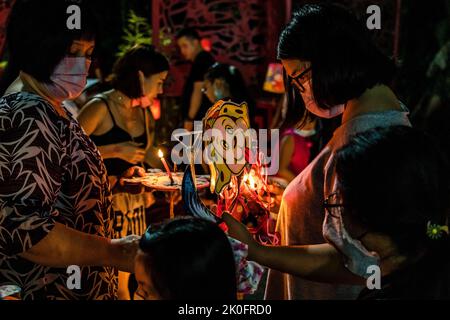 Kuala Lumpur, Kuala Lumpur, Malaysia. 10. September 2022. Malaysische Chinesen halten während des Mid-Autumn Festivals in einem Tempel in Kuala Lumpur am 10. September 2022 Laternen. Das Mittherbstfest findet am fünfzehnten Tag des achten Monats des chinesischen Mondkalenders statt, an einem Vollmondtag. Â das Fest ist ein fröhliches Fest mit familyÂ-Treffen, Mondkuchen essen, Straßendekorationen und Kindern, die Laternen halten, während sie nachts durch die Nachbarschaft marschieren. (Bild: © Mohd Daud/ZUMA Press Wire) Stockfoto