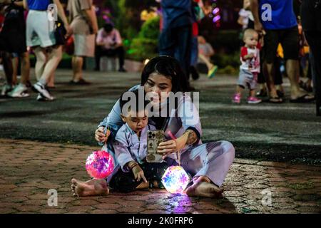 Kuala Lumpur, Kuala Lumpur, Malaysia. 10. September 2022. Malaysische Chinesen halten Laternen während des Mid-Autumn Festivals in Kuala Lumpur am 10. September 2022. Das Mittherbstfest findet am fünfzehnten Tag des achten Monats des chinesischen Mondkalenders statt, an einem Vollmondtag. Â das Fest ist ein fröhliches Fest mit familyÂ-Treffen, Mondkuchen essen, Straßendekorationen und Kindern, die Laternen halten, während sie nachts durch die Nachbarschaft marschieren. (Bild: © Mohd Daud/ZUMA Press Wire) Stockfoto