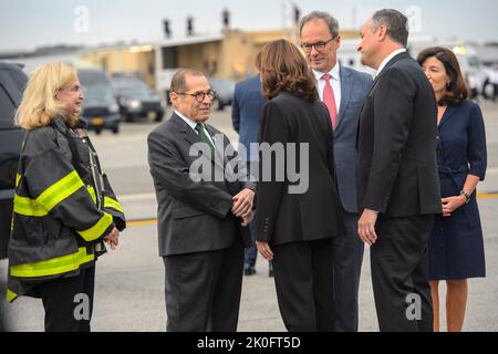 Die Vizepräsidentin der Vereinigten Staaten, Kamala Harris, schüttelt sich am Sonntag, den 11. September 2022, auf dem LaGuardia International Airport in New York City die Hände des US-Abgeordneten Jerrold Nadler (Demokrat von New York). Links sieht die US-Vertreterin Carolyn Maloney (Demokratin von New York). Kredit: Bonnie Cash/Pool über CNP Stockfoto