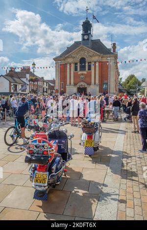 Die Bewohner von Henley-on-Thames versammeln sich vor dem Rathaus, um den Proklamation Service für die Aufnahme von König Karl III. Zu hören Stockfoto