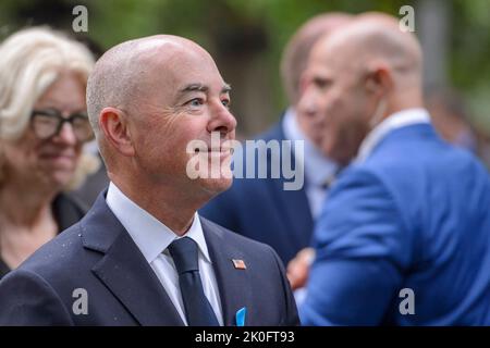 Alejandro Mayorkas, US-Minister für innere Sicherheit, nimmt am Sonntag, den 11. September 2022, an einer Gedenkfeier im National September 11. Memorial in New York, New York, Teil. Kredit: Bonnie Cash/Pool über CNP Stockfoto