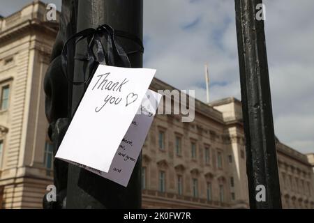 London, Großbritannien. 10. September 2022. Ein Dankesschreiben auf dem Geländer des Buckingham Palace. London trauert weiterhin um Königin Elizabeth II., am Tag, an dem König Charles III. Nach dem Tod von Königin Elizabeth II. Am 8. September 2022 offiziell zum König erklärt wird, während er im Balmoral Castle in Schottland weilt. Kredit: Paul Marriott/Alamy Live Nachrichten Stockfoto