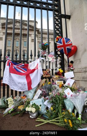 London, Großbritannien. 10. September 2022. Tribute links vor dem Buckingham Palace. London trauert weiterhin um Königin Elizabeth II., am Tag, an dem König Charles III. Nach dem Tod von Königin Elizabeth II. Am 8. September 2022 offiziell zum König erklärt wird, während er im Balmoral Castle in Schottland weilt. Kredit: Paul Marriott/Alamy Live Nachrichten Stockfoto