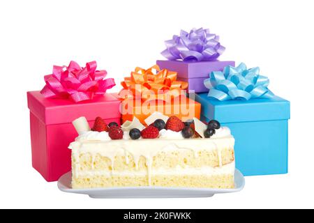 Weiße Schokolade mit Vanillekuchen und frischen Erdbeeren, Himbeeren und Heidelbeeren auf Schlagsahne, garniert mit weißer Schokolade. Stockfoto