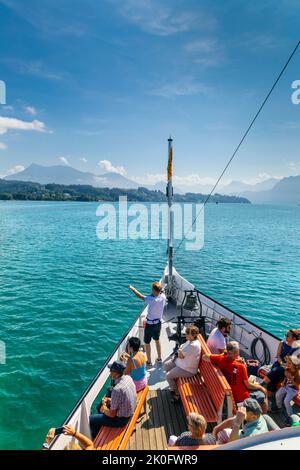 Menschen, die eine Dampfschifffahrt auf dem Vierwaldstättersee in Luzern, Schweiz genießen Stockfoto