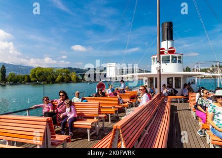 Menschen genießen eine Dampfbootfahrt auf dem Vierwaldstättersee, Luzern, Schweiz Stockfoto