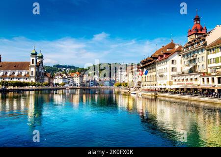 Blick auf die Stadt und die Rathaussteg-Brücke über den Reuss, Luzern, Schweiz Stockfoto