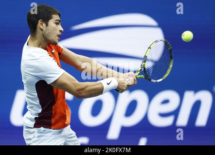 Flushing Meadow, Usa. 11. September 2022. Carlos Alcaraz aus Spanien gibt am Sonntag, den 11. September 2022, einen Schuss an Casper Ruud aus Norwegen bei den Herrenfinals der US Open Tennis Championships 2022 im Arthur Ashe Stadium im USTA Billy Jean King National Tennis Center in New York City zurück. Foto von John Angelillo/UPI. Kredit: UPI/Alamy Live Nachrichten Stockfoto