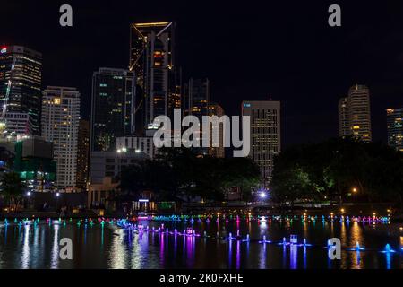 Kuala Lumpur, Malaysia - 28. November 2019: KLCC Park bei Nacht mit beleuchteten Brunnen Stockfoto