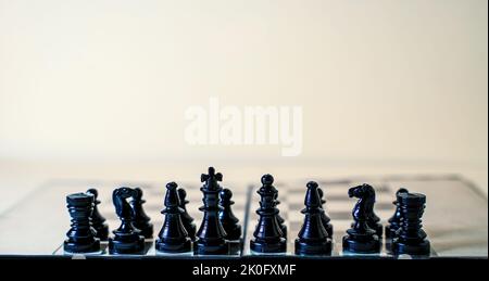 Schwarze Schachfiguren mit König und Königin in der Mitte isoliert auf weißem Hintergrund. Set von Schachfiguren. Stockfoto