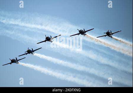 Malaga, Spanien. 11. September 2022. Eine Jacob52-Patrouille tritt während der Internationalen Torre del Mar Airshow 2022 am Strand auf. Mitglieder verschiedener Patrouillen führen während des Festivals Ausstellungen und Akrobatik durch, dieses zieht jährlich Tausende von Menschen in die Stadt Torre del Mar. Kredit: SOPA Images Limited/Alamy Live Nachrichten Stockfoto