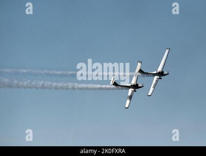 Malaga, Spanien. 11. September 2022. Aerospark Patrouille tritt während der Internationalen Torre del Mar Airshow 2022 am Strand in der Luft auf. Mitglieder verschiedener Patrouillen führen während des Festivals Ausstellungen und Akrobatik durch, dieses zieht jährlich Tausende von Menschen in die Stadt Torre del Mar. Kredit: SOPA Images Limited/Alamy Live Nachrichten Stockfoto