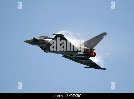 Ein Eurofighter ALA 11 tritt während der Internationalen Torre del Mar Airshow 2022 am Strand auf. Mitglieder verschiedener Patrouillen führen während des Festivals Ausstellungen und Akrobatik durch, dieses zieht jährlich Tausende von Menschen in die Stadt Torre del Mar. Stockfoto