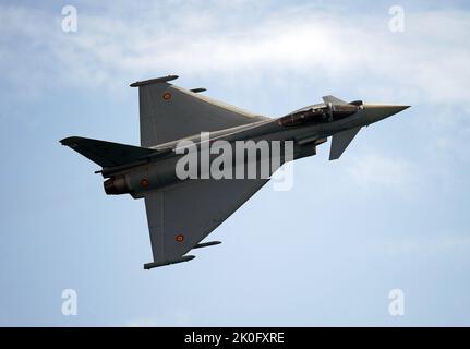 Ein Eurofighter ALA 11 tritt während der Internationalen Torre del Mar Airshow 2022 am Strand auf. Mitglieder verschiedener Patrouillen führen während des Festivals Ausstellungen und Akrobatik durch, dieses zieht jährlich Tausende von Menschen in die Stadt Torre del Mar. Stockfoto