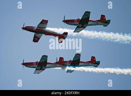 Malaga, Spanien. 11. September 2022. Eine Patrouille von PC7 Teams tritt während der Internationalen Torre del Mar Airshow 2022 am Strand in der Luft auf. Mitglieder verschiedener Patrouillen führen während des Festivals Ausstellungen und Akrobatik durch, dieses zieht jährlich Tausende von Menschen in die Stadt Torre del Mar. Kredit: SOPA Images Limited/Alamy Live Nachrichten Stockfoto