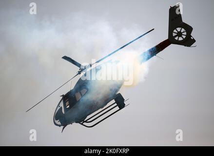 Malaga, Spanien. 11. September 2022. Eine Patrulla Aspa Patrouille tritt während der Internationalen Torre del Mar Airshow 2022 am Strand auf. Mitglieder verschiedener Patrouillen führen während des Festivals Ausstellungen und Akrobatik durch, dieses zieht jährlich Tausende von Menschen in die Stadt Torre del Mar. Kredit: SOPA Images Limited/Alamy Live Nachrichten Stockfoto