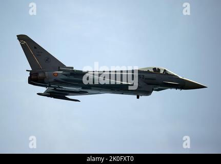 Ein Eurofighter ALA 11 tritt während der Internationalen Torre del Mar Airshow 2022 am Strand auf. Mitglieder verschiedener Patrouillen führen während des Festivals Ausstellungen und Akrobatik durch, dieses zieht jährlich Tausende von Menschen in die Stadt Torre del Mar. Stockfoto